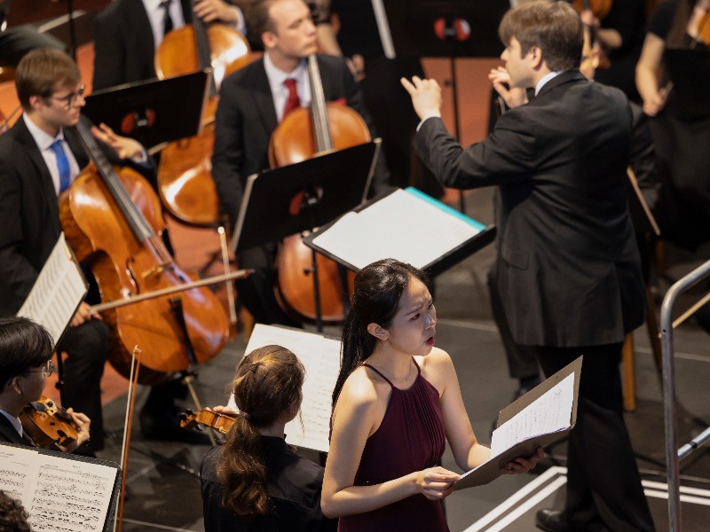Mihály Zeke mit Chor und Orchester