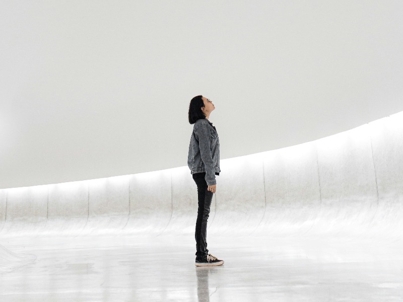 Frau, die nach oben schaut