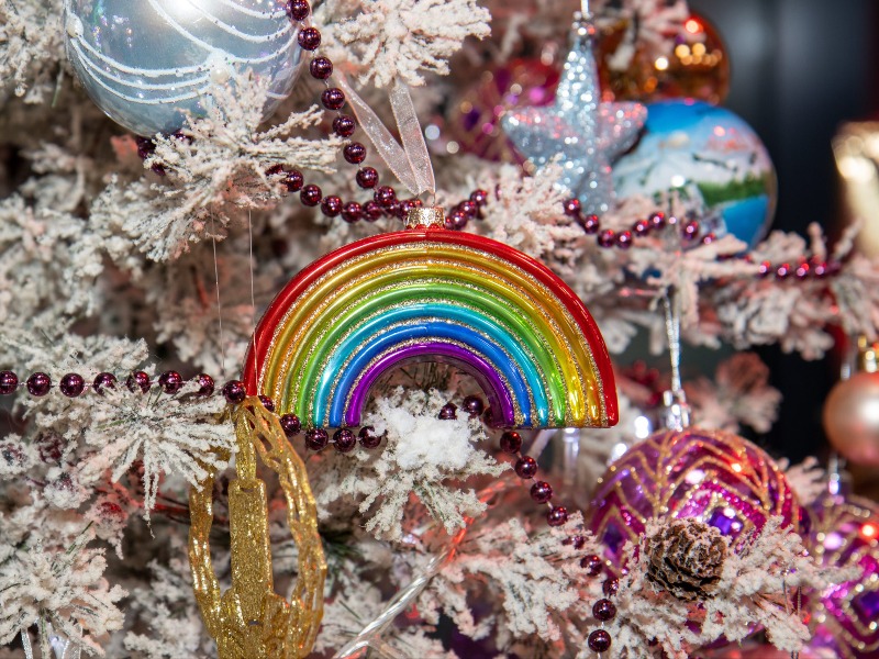 Weihnachtsbaum mit Schmuck in Regenbogenform